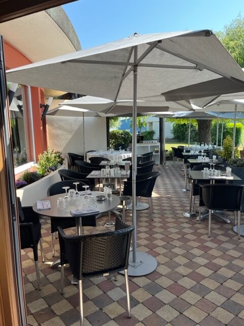 Restaurant terrace avec chaises